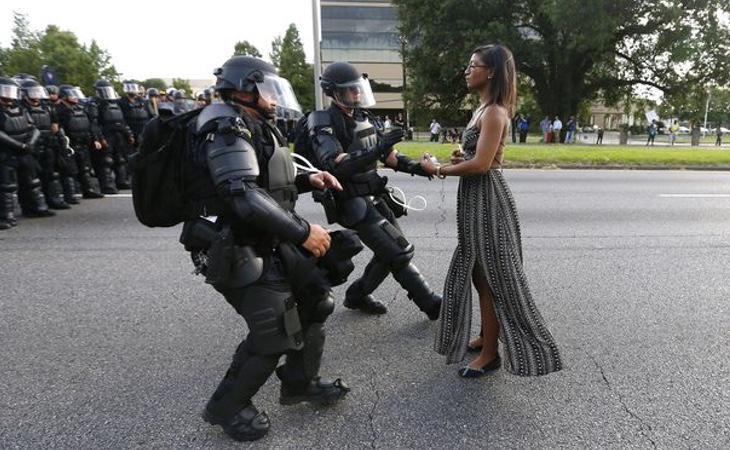 Una joven protesta pacíficamente contra los policías (Reuters)