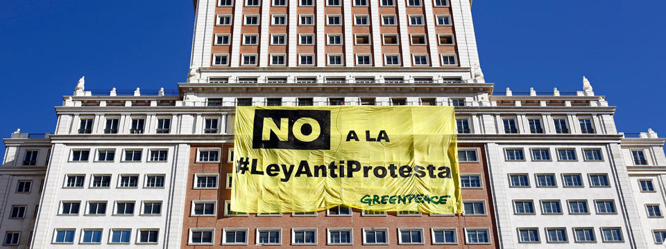 Prohibodo escalar edificios para protestar