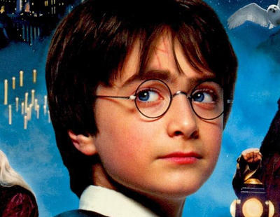 Una chica tira un libro de 'Hary Potter' al váter e incendia las redes sociales