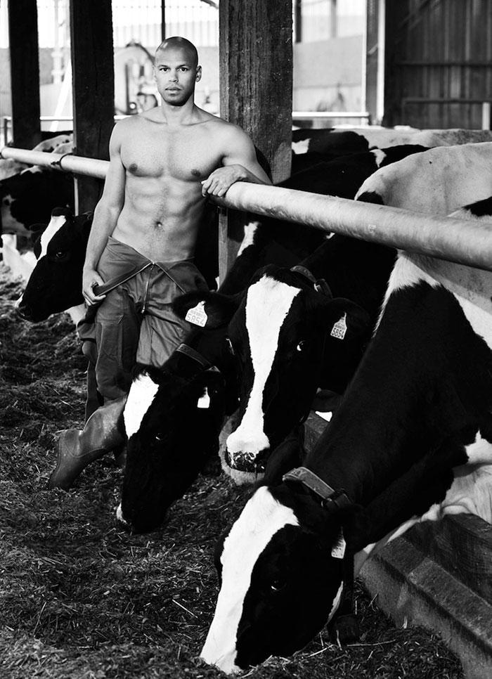 Este agricultor ha sido sorprendido en una pose muy casual mientras espera a que sus vacas terminen de comer