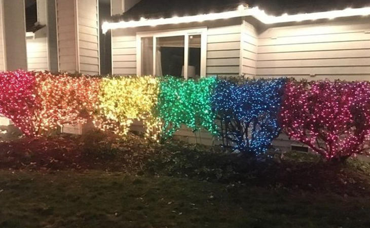 Las luces de Naviad forman la bandera LGTB