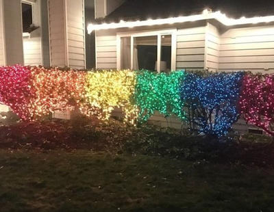 Una mujer responde a su vecina homófoba poniendo luces de Navidad con la bandera LGTB