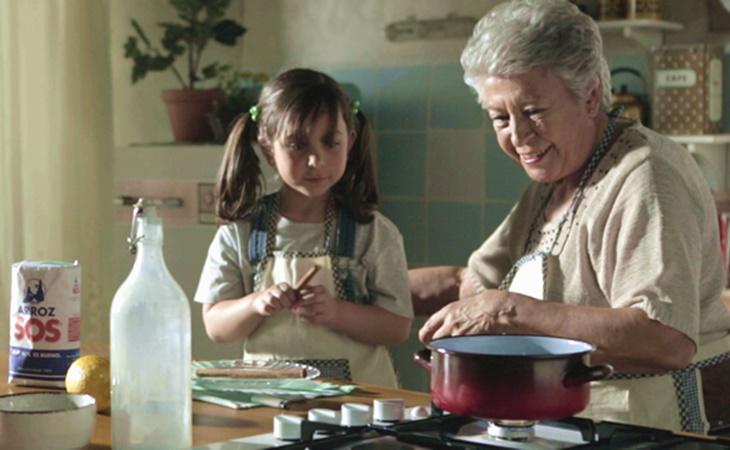 En el anuncio del arroz SOS, la abuela enseña a cocinar a su nieta