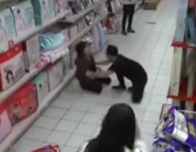 Graban en un supermercado una posesión demoníaca