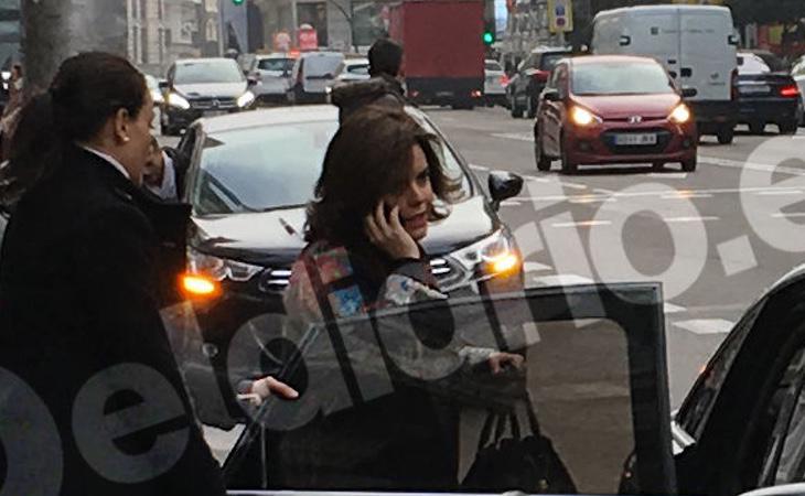 Sáenz, cazada entrando a su coche aparcado en el carril bus de Gran Vía (eldiario.es)