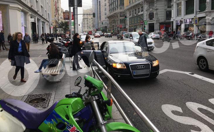 El coche oficial de la vicepresidenta ha estado mal aparcado durante 12 minutos El Diario)