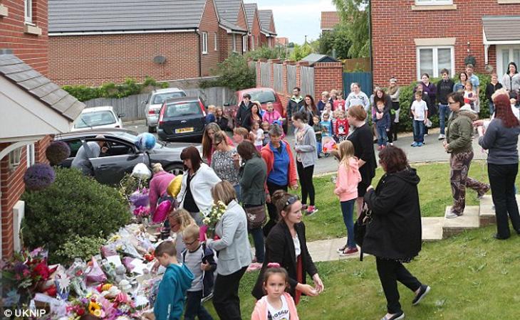 Unas doscientas personas se han acercado a la casa familiar para mostrar sus condolencias