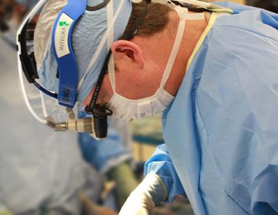 Un cirujano es detenido por lamer los pezones de una paciente anestesiada