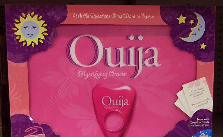 Una ouija de plástico rosa para iniciar a tu pequeña en el espiritismo