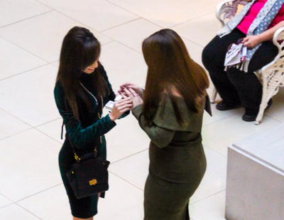 La increíble reacción de esta señora al presenciar una pedida de mano entre dos mujeres