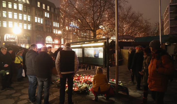 Miles de personas han acudido para rendir homenaje a las víctimas