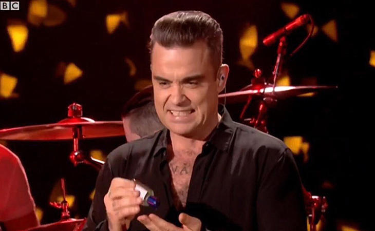 Robbie Williams se jugó la vida al tocar a sus fans