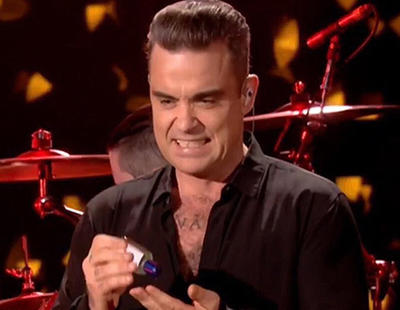 Críticas a Robbie Williams por desinfectarse las manos tras tocar a unos fans