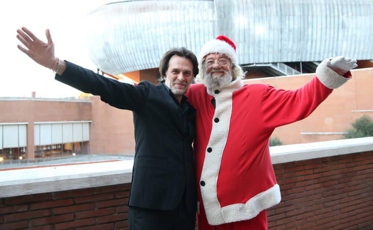 Papá Noel con el nuevo director de orquesta