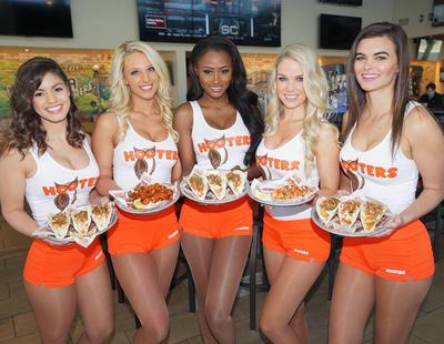 Llega a España el restaurante donde la carne del menú no es la que más importa: 'Hooters'