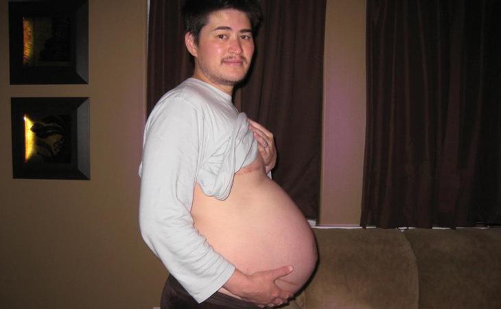 Thomas Beatie embarazado de su primer hijo