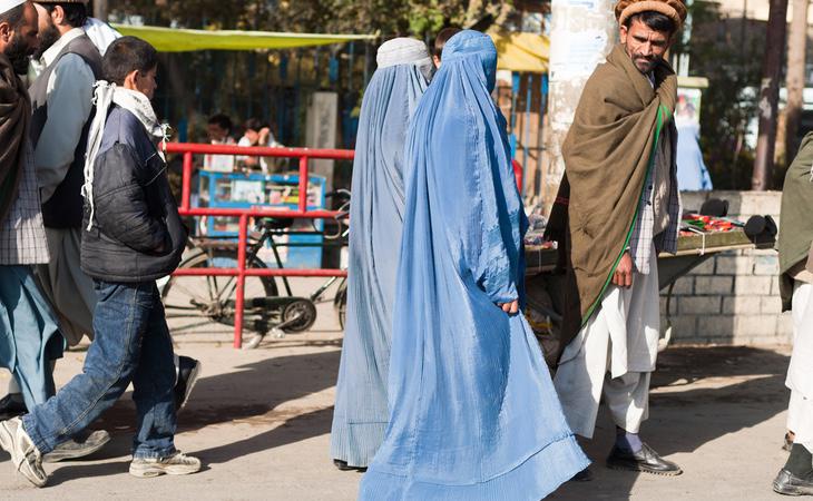 Dos mujeres vestidas con burka en Afganistán