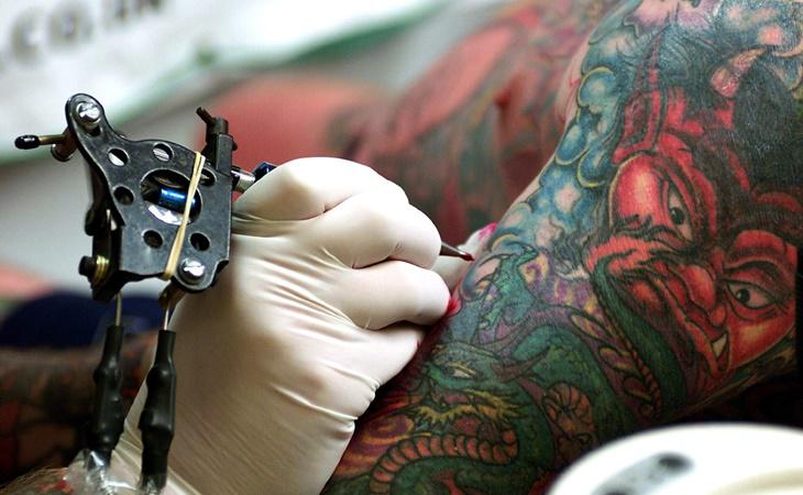 Tatuarse implica riesgos para la salud, por lo que es imprescindible que lo realice un profesional