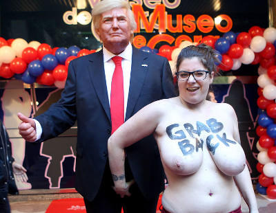 Femen "coge por las pelotas" a la estatua de  Donald Trump en su presentación en el Museo de Cera de Madrid