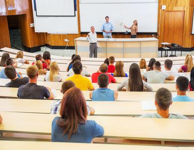 El Gobierno recorta el doble en profesores que en la Guardia Civil