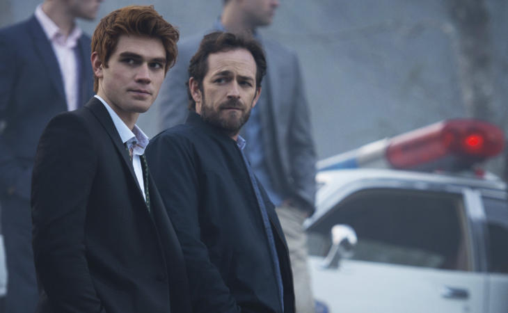 Archie y su padre, testigos de la primera detención de 'Riverdale'