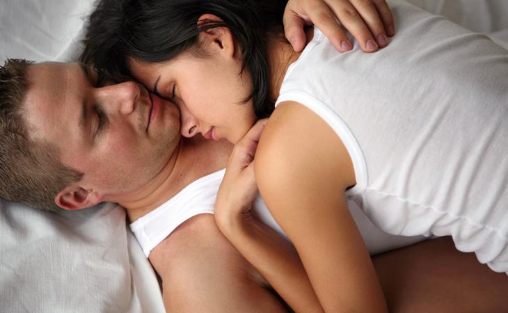 La posición en la que duermes con tu pareja dice mucho de tu relación - Los  Replicantes