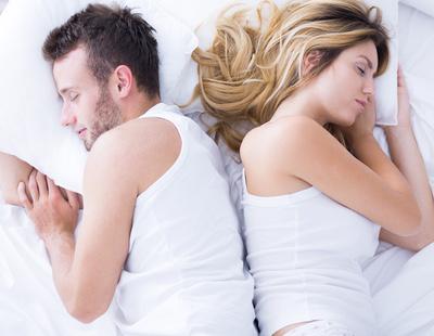 La posición en la que duermes con tu pareja dice mucho de tu relación