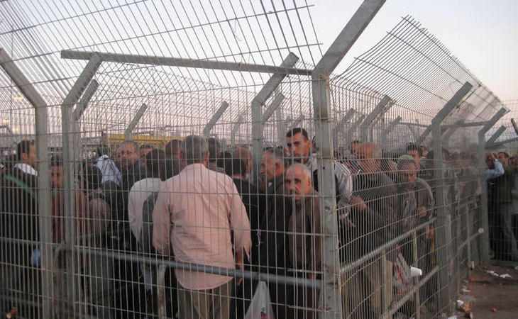 Los checkpoints en los que deben estar los palestinos durante horas para poder salir de Gaza