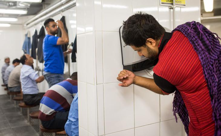 La mano izquierda tiene que hacer el trabajo sucio