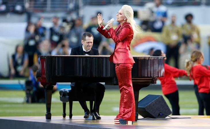 Lady Gaga interpretando el himno en la Super Bowl del año pasado