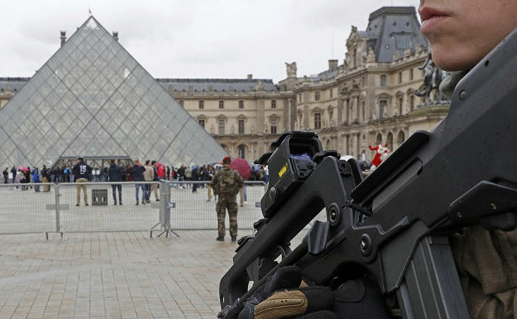 Ataque en el museo Louvre