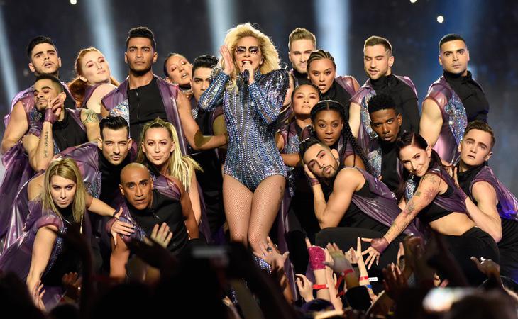 Lady Gaga y su magistral equipo de baile