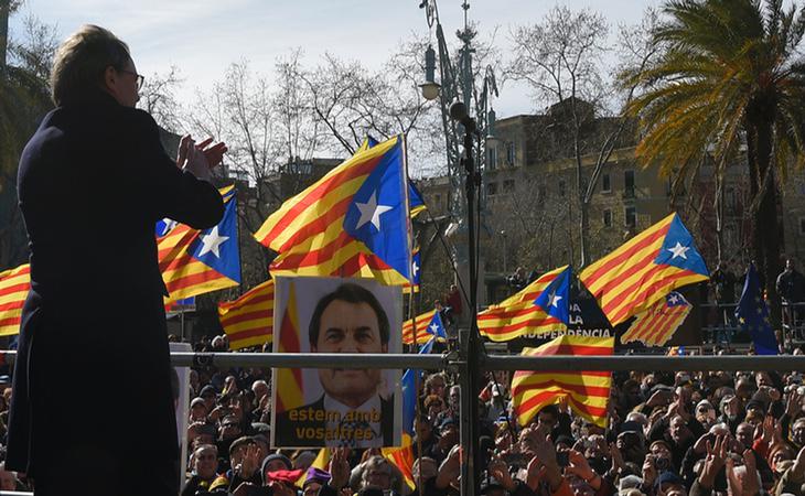 El expresidente Artur Mas, ante los 40.000 manifestantes que, según la guardia urbana, se han concentrado ante el Palacio de la Justicia