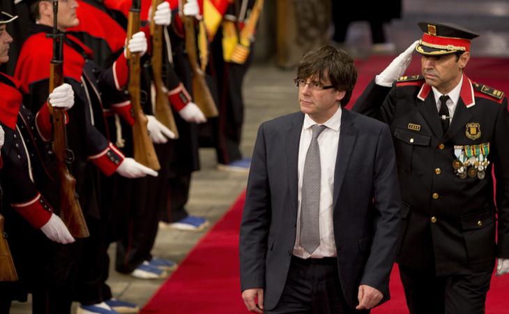 El President Carles Puigdemont, junto a varios agentes de los Mossos d'Esquadra