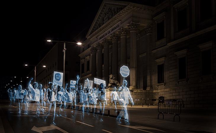 Manifestación holográfica frente al Congreso de los Diputados español