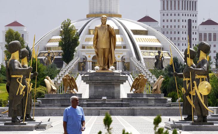 Esta estatua de oro lleva un sistema robotizado para que el Sol siempre luzca en la cara de Saparmyrat