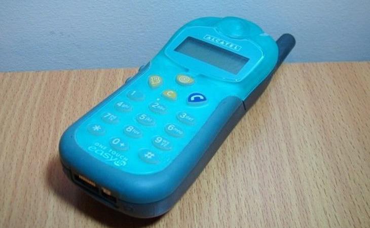 Alcatel 'One Tochazo', todo un arma de defensa si se lo lanzas a alguien a la cara