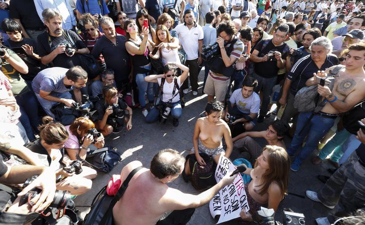 Mujeres argentinas protestando por los derechos de las mujeres