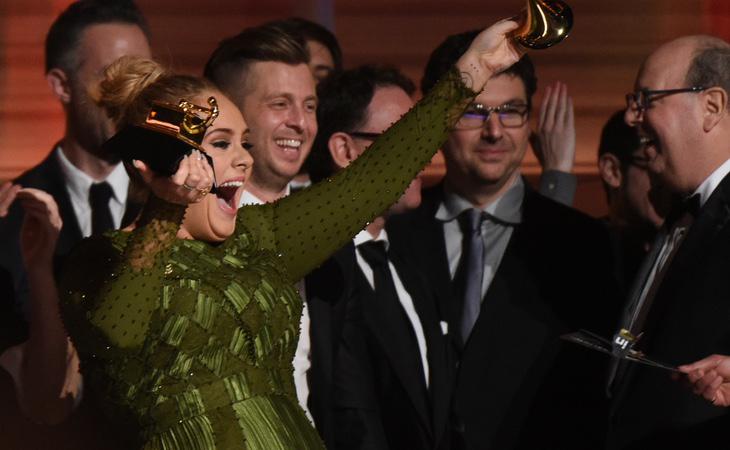 Adele partía el premio para compartirlo con Beyoncé