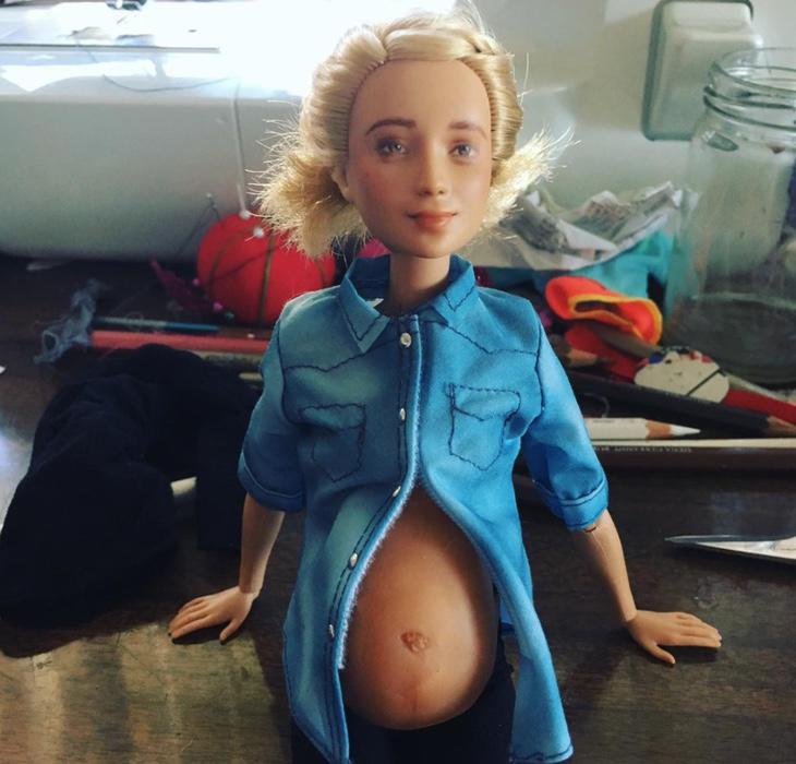 Barbie también pasa por un embarazo (Instagram: allthelittledolls)