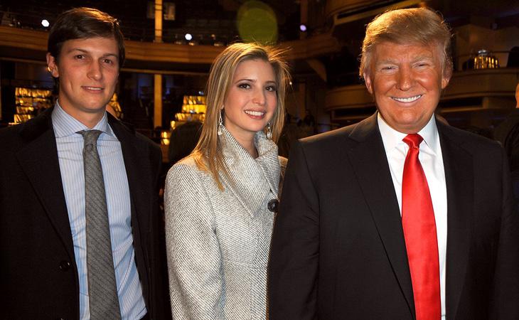 Trump junto a su hija, Ivanka Trump y su yerno, Jared Kushner