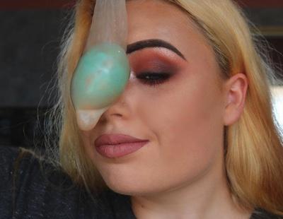 Maquillarse con condones, la nueva técnica de moda