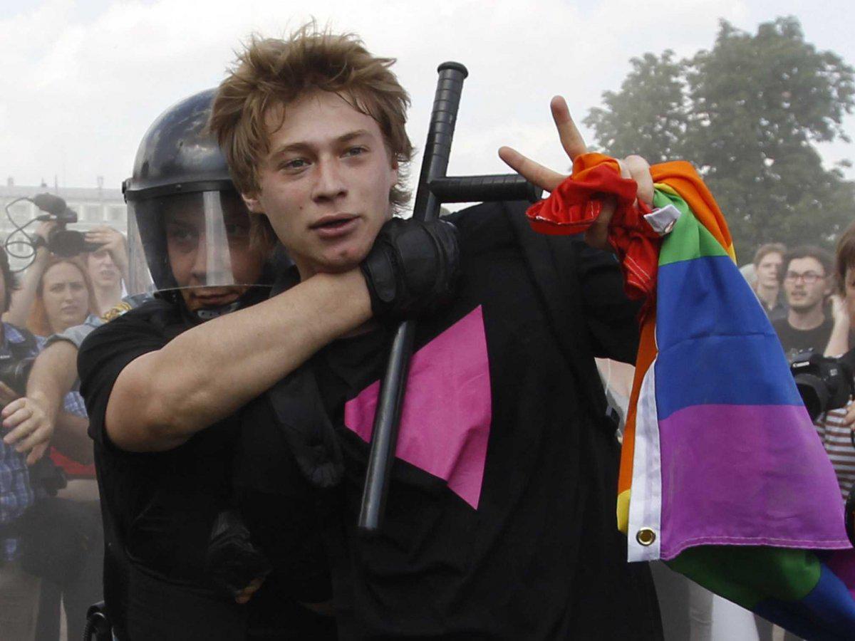 Un activista LGTBI es detenido por la policía rusa durante una manifestación