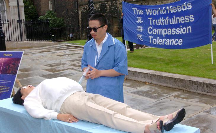 Miembros de Falun Gong con representaciones sobre la vida en la cárcel