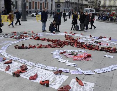 Los médicos ingresan a una de las 8 mujeres en huelga de hambre contra la violencia machista