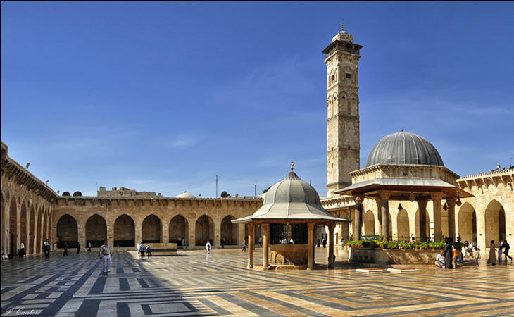 Mezquita de Alepo del siglo VIII antes de la guerra...