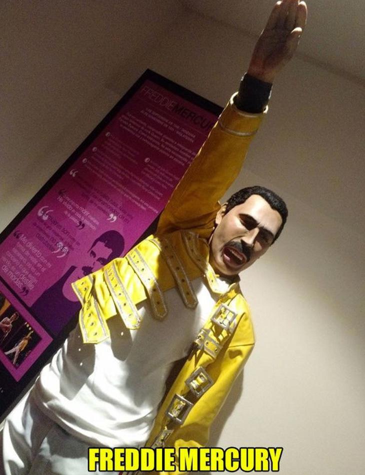 Freddie Mercury realizando el saludo hitleriano