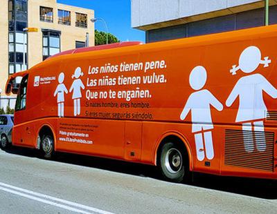 Carmena, Cifuentes y el PSOE tratan de frenar el autobús transfóbico de Hazte Oír