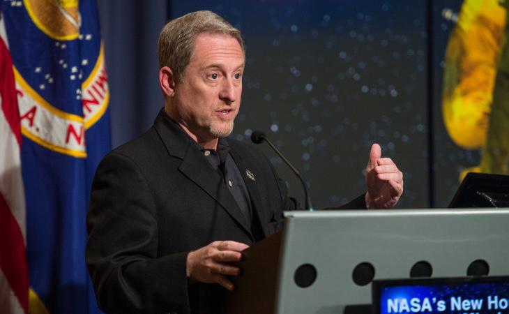 Alan Stern afirma que la Luna y Plutón son planetas