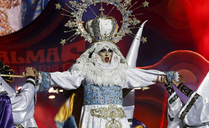 Actuación de Drag Sethlas como la Virgen María